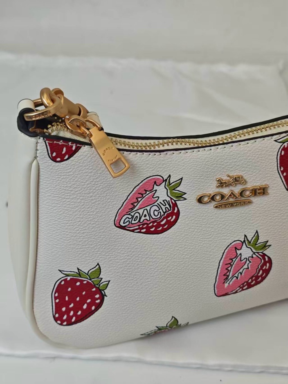 Coach White Leather Shoulder Bag with Strawberry Print - Picture 5 of 6